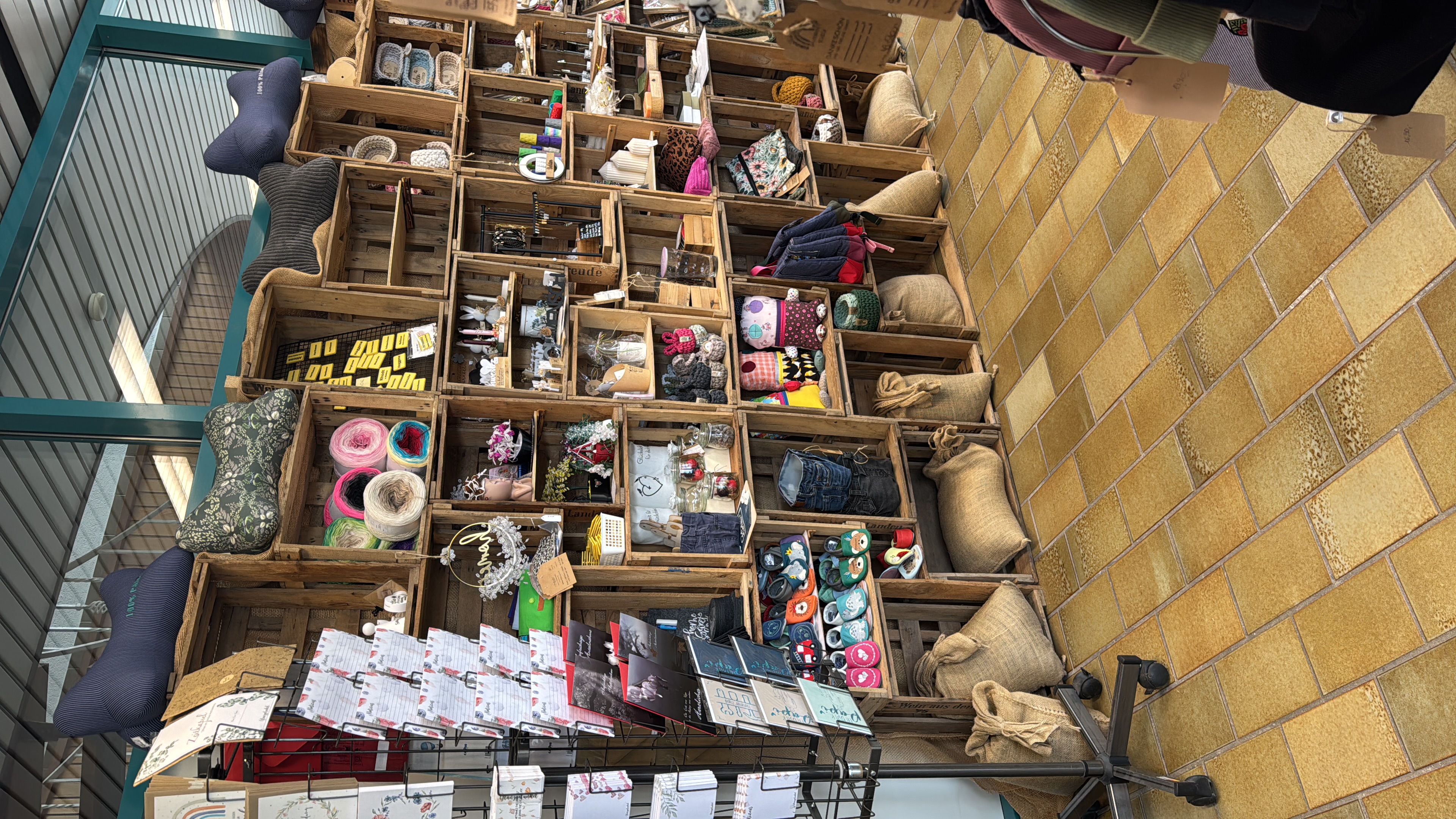 Liebevoll gefüllte Holzkisten-Regale im Laden