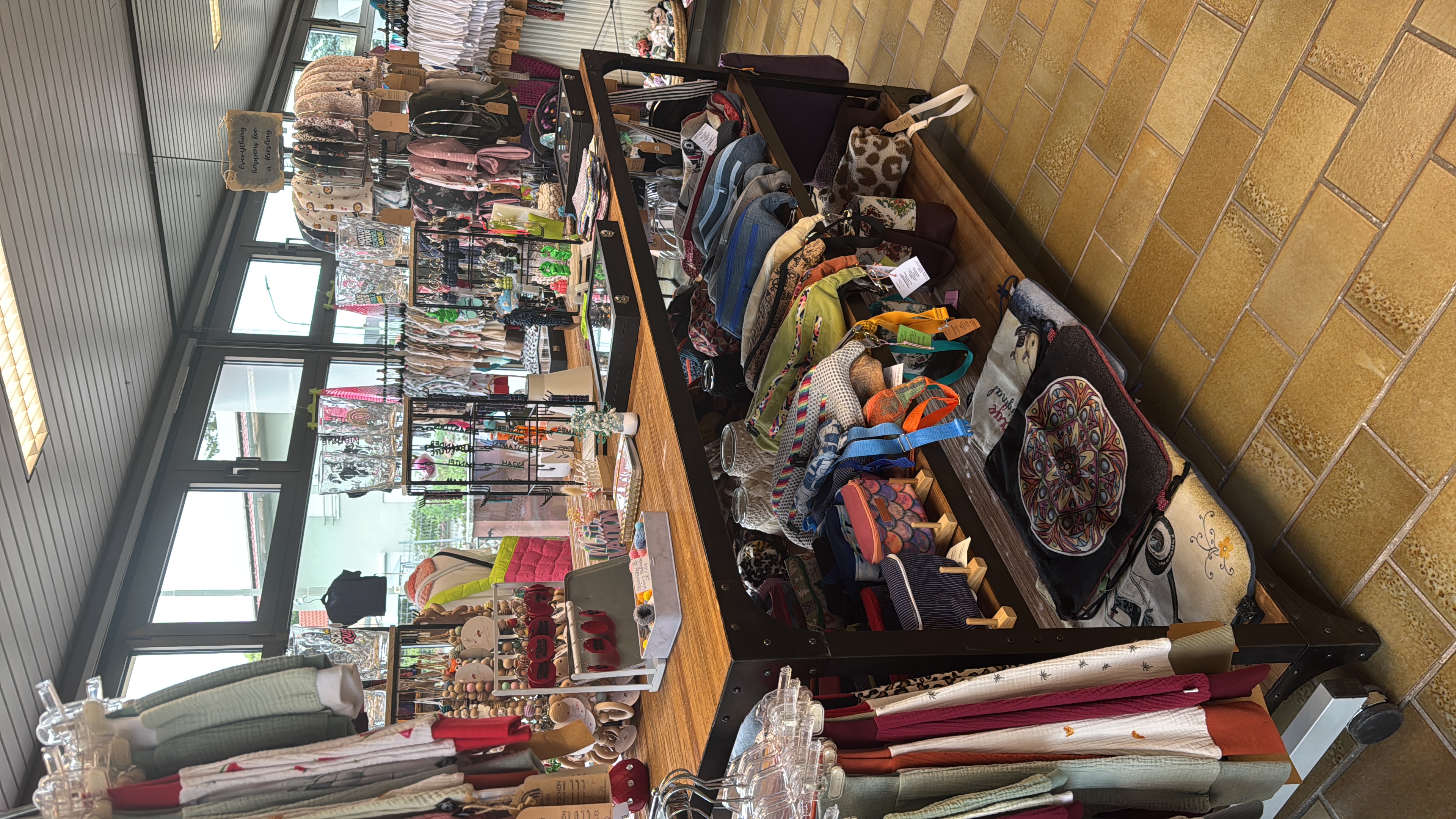Verkaufstisch mit Taschen und Accessoires