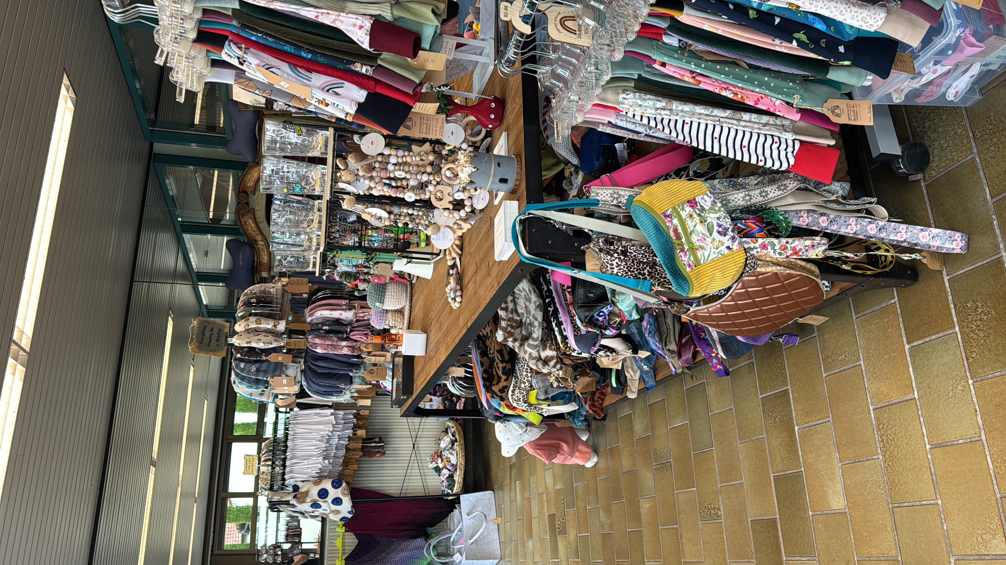 Schmuck, Holzketten und Glaswaren im Laden